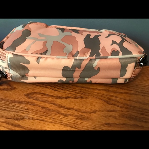 Lug Brand NWT Roundabout 2 in Camo Rose. Includes strap but not wristlet. - Picture 4 of 11